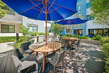 Main stage: entertainment courtyard with life-size chess